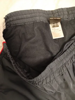 Pantalón chándal Umbro azul y rojo