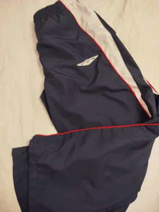 Pantalón chándal Umbro azul y rojo