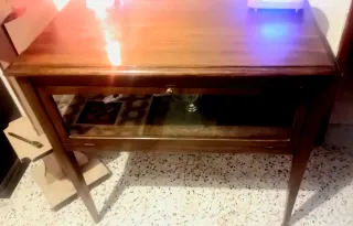 Tavolo espositore in legno e vetro