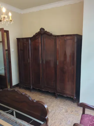 Conjunto cama y armario madera castaño