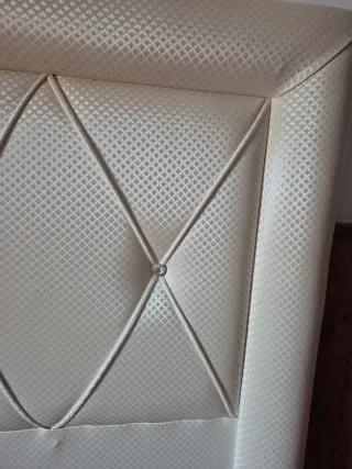 Cabecero de tela beige y blanco