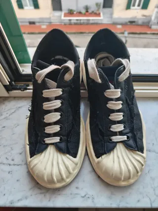 Scarpe Never Again nere e bianche