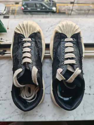 Scarpe Never Again nere e bianche