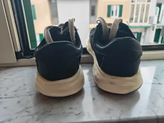 Scarpe Never Again nere e bianche