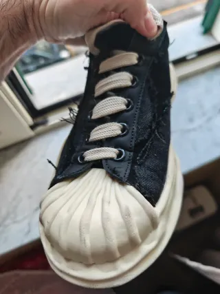 Scarpe Never Again nere e bianche