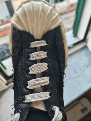 Scarpe Never Again nere e bianche