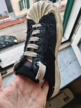 Scarpe Never Again nere e bianche