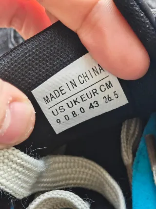 Scarpe Never Again nere e bianche