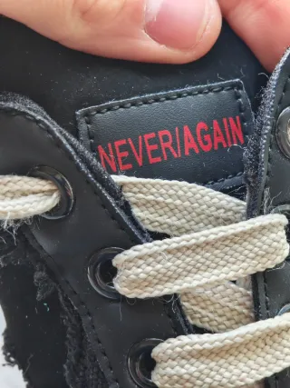 Scarpe Never Again nere e bianche