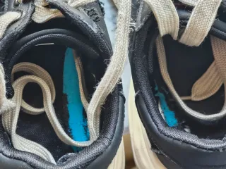 Scarpe Never Again nere e bianche