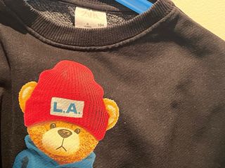 Sudadera Zara Oso LA Outfit Negra