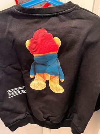 Sudadera Zara Oso LA Outfit Negra