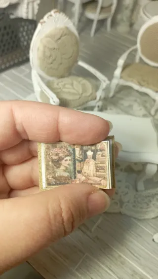 Libro aperto miniatura Dollhouse 1:12