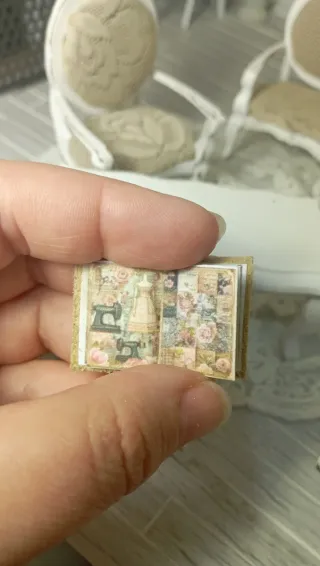 Libro aperto miniatura Dollhouse 1:12