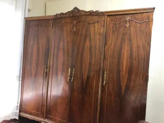 Armario antiguo de madera totalmente nuevo