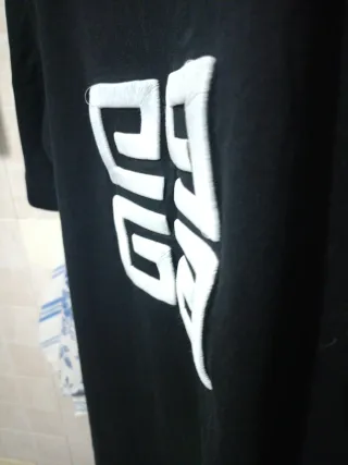 T-shirt Givenchy con scritta rilievo