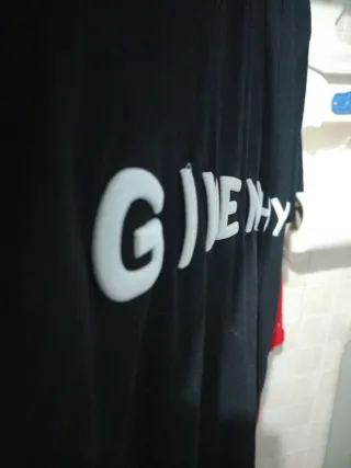 T-shirt Givenchy con scritta rilievo
