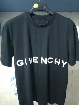 T-shirt Givenchy con scritta rilievo