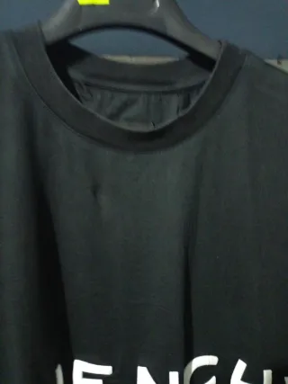 T-shirt Givenchy con scritta rilievo