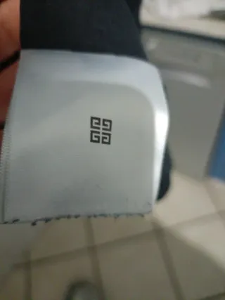 T-shirt Givenchy con scritta rilievo