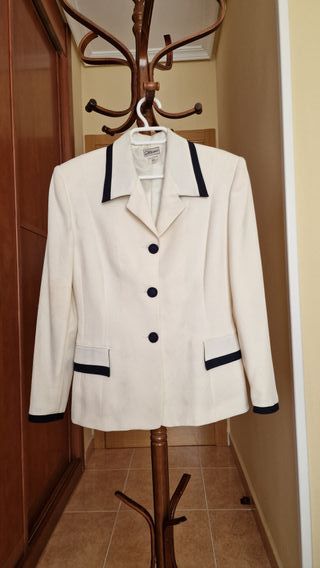 Chaqueta color marfil marca Attimo talla 40