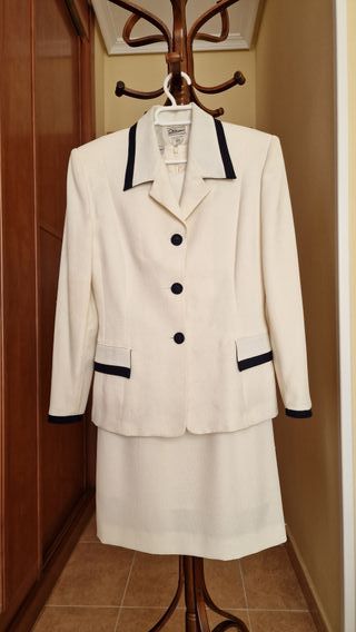 Chaqueta color marfil marca Attimo talla 40