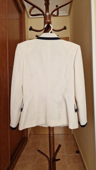 Chaqueta color marfil marca Attimo talla 40