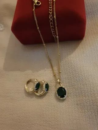 Conjunto collar y pendientes chapados en oro