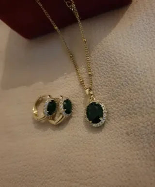 Conjunto collar y pendientes chapados en oro