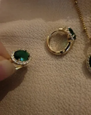 Conjunto collar y pendientes chapados en oro