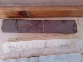 Regla de cálculo antigua con caja