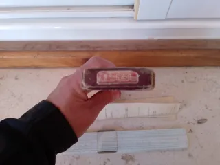 Regla de cálculo antigua con caja