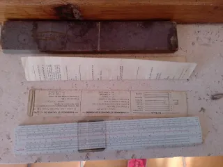 Regla de cálculo antigua con caja