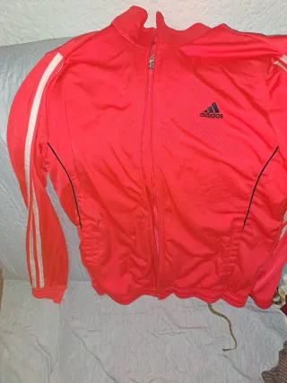 Chaqueta Adidas naranja esta muy bien conservada