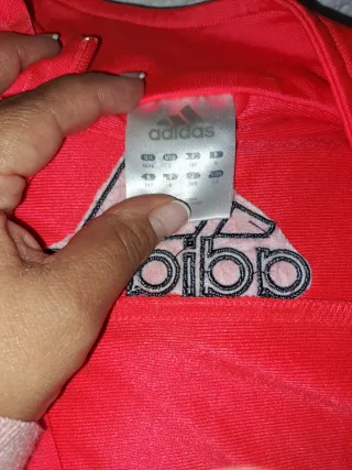 Chaqueta Adidas naranja esta muy bien conservada