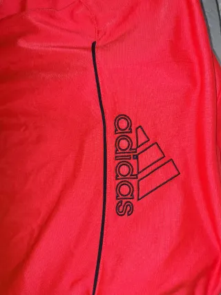Chaqueta Adidas naranja esta muy bien conservada