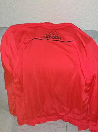 Chaqueta Adidas naranja esta muy bien conservada