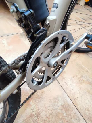 Bicicleta híbrida paseo-campo