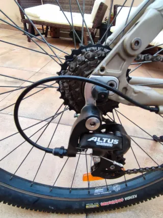 Bicicleta híbrida paseo-campo