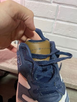 Tenis Tommy Hilfiger Azul y Beige