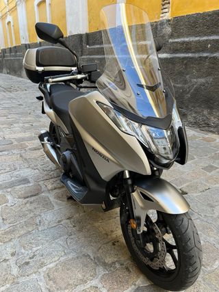 Honda Integra NC 750D Plata