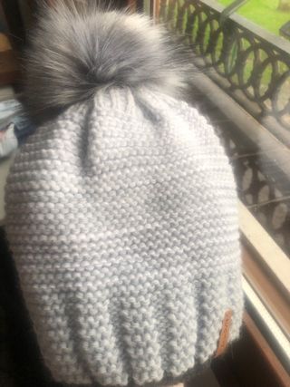 Gorro Chillouts con pompón gris