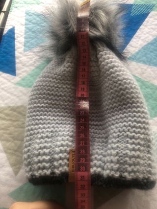 Gorro Chillouts con pompón gris