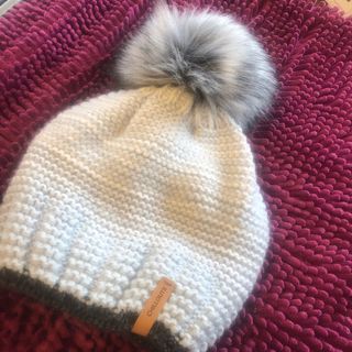 Gorro Chillouts con pompón gris
