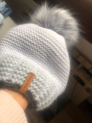 Gorro Chillouts con pompón gris