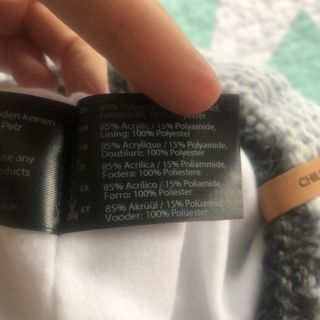 Gorro Chillouts con pompón gris