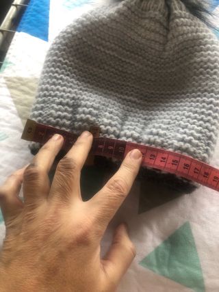 Gorro Chillouts con pompón gris