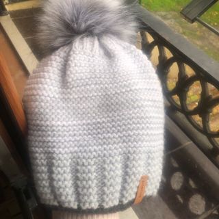 Gorro Chillouts con pompón gris