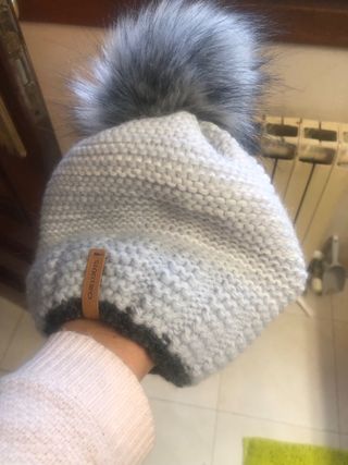 Gorro Chillouts con pompón gris