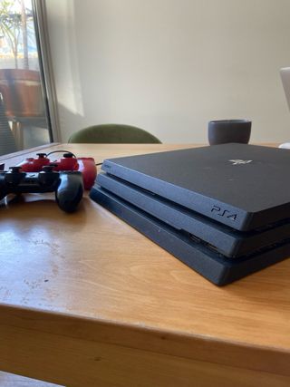PS4 Pro Negra + 2 Mandos + Base Carga